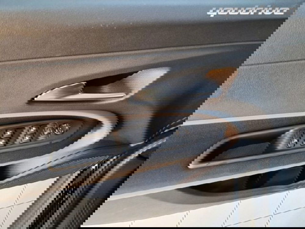 Jeep Avenger nuova a Napoli (17)