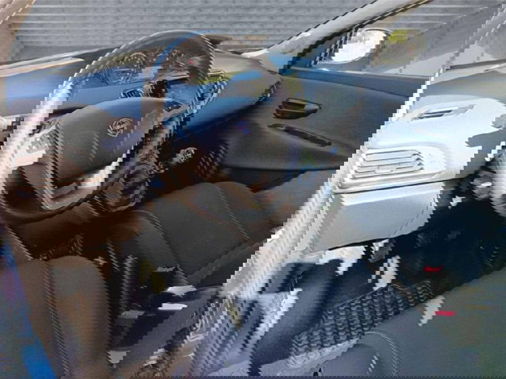Lancia Ypsilon usata a Bari (10)