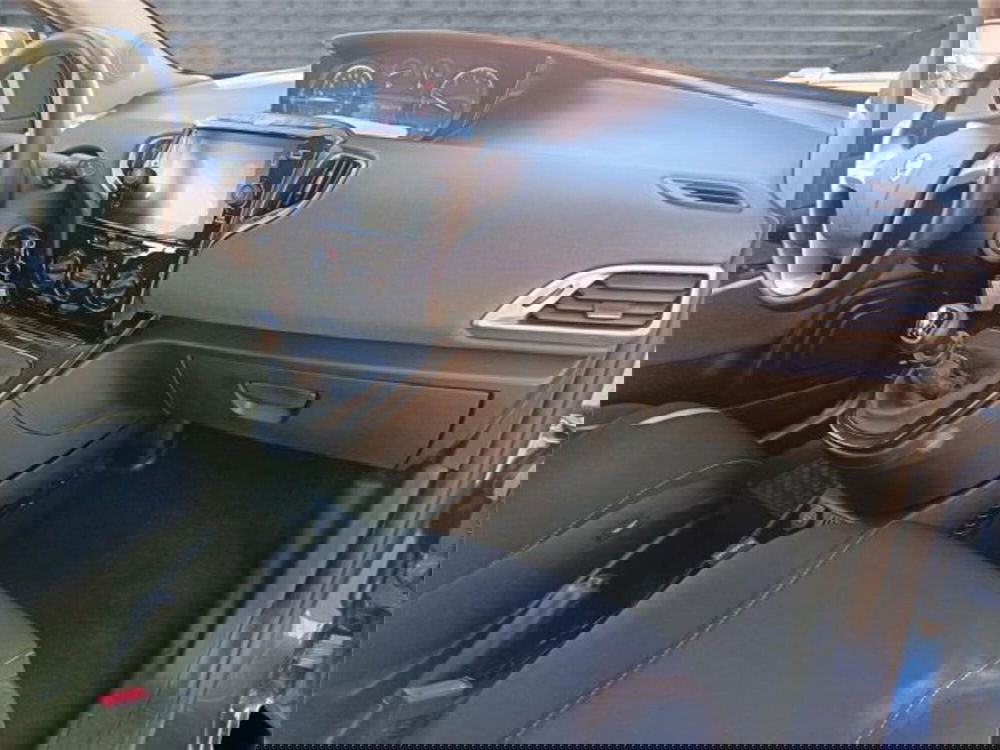 Lancia Ypsilon usata a Bari (12)