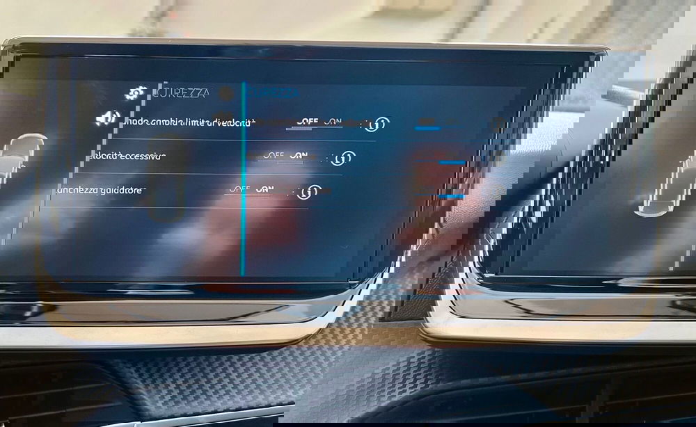 Peugeot 208 nuova a Bari (20)