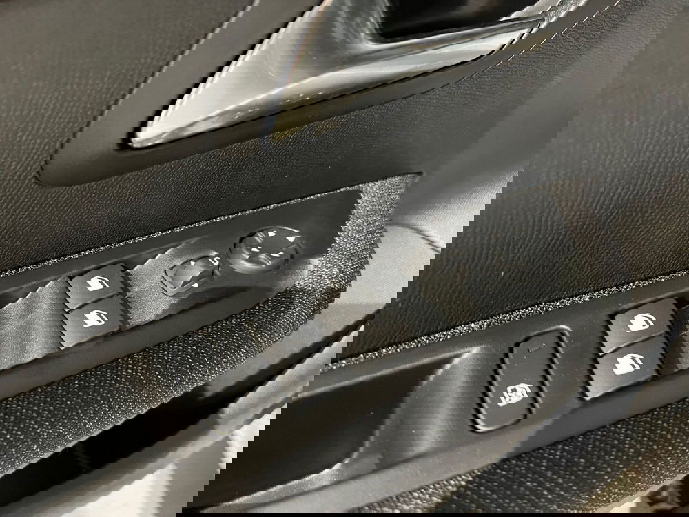 Peugeot 208 nuova a Bari (13)