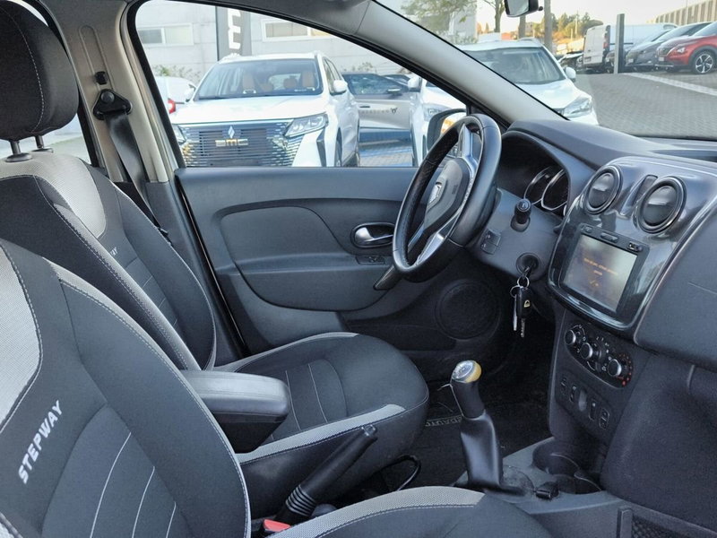 Dacia Logan usata a Siena (10)