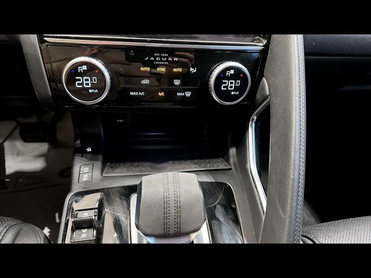 Jaguar E-Pace usata a Varese (12)