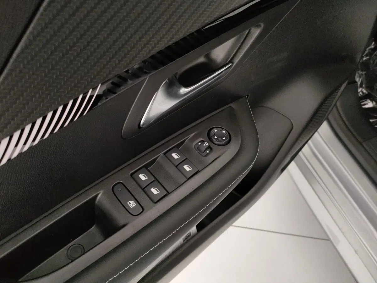 Peugeot 208 nuova a Caserta (14)
