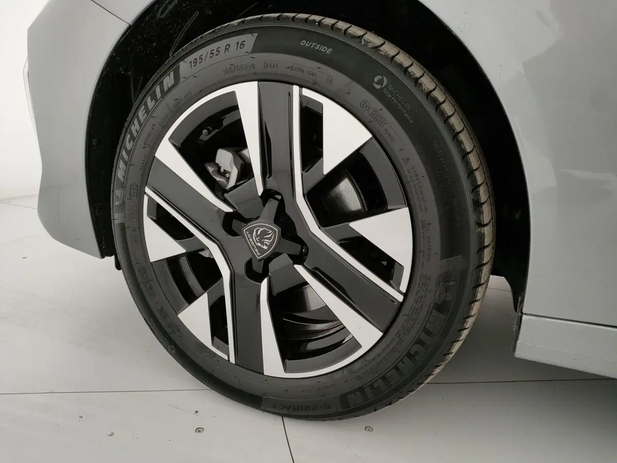 Peugeot 208 nuova a Caserta (16)