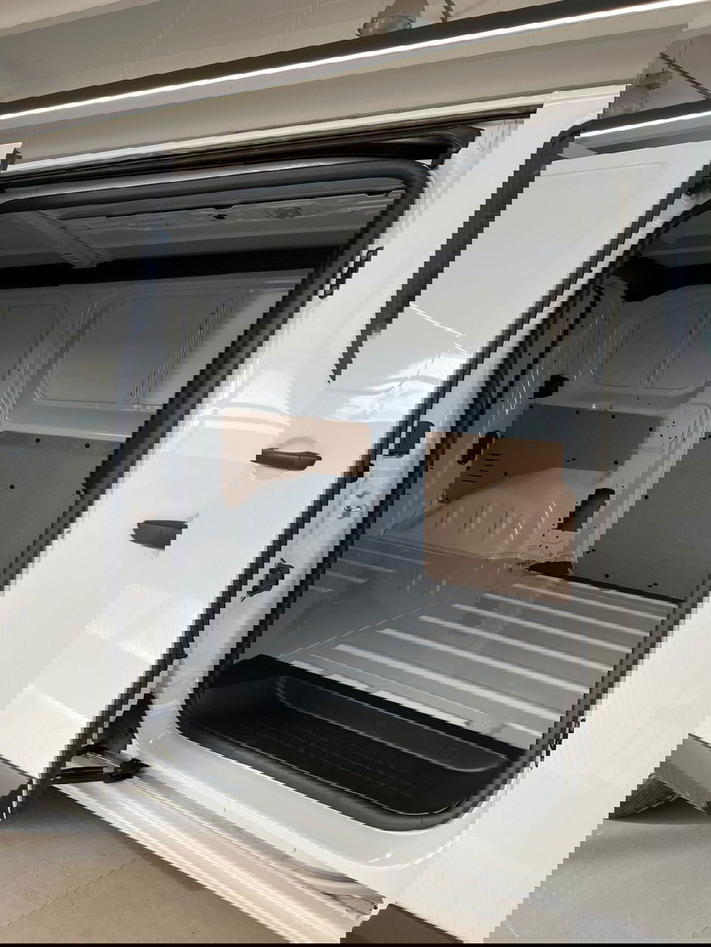 Peugeot Expert Furgone nuova a Bari (11)