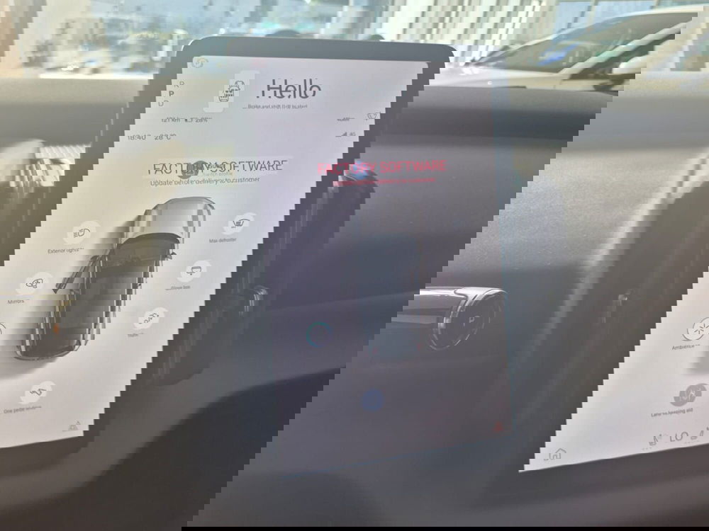 Volvo EX30 Cross Country nuova a Como (11)