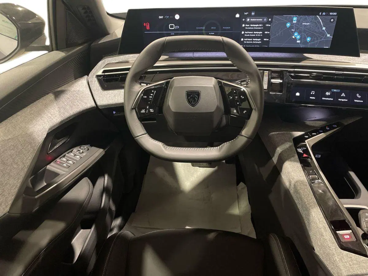 Peugeot 5008 nuova a Salerno (10)