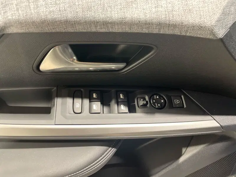 Peugeot 5008 nuova a Salerno (13)