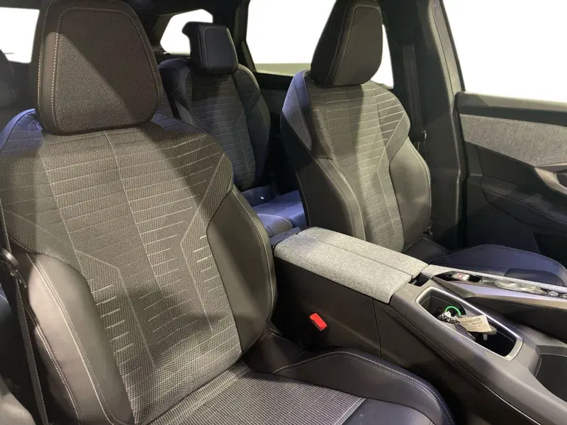 Peugeot 5008 nuova a Salerno (16)