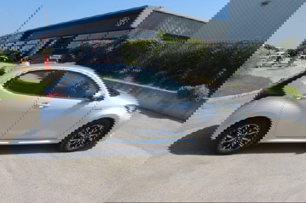 Toyota Yaris Cross nuova a Roma (13)