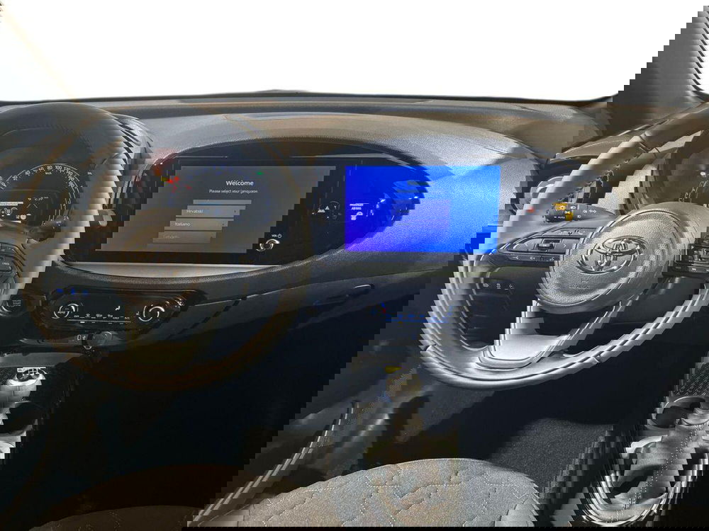 Toyota Aygo X nuova a Lecco (8)