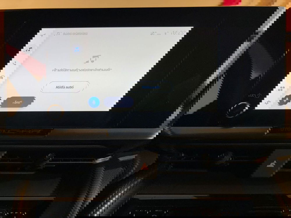 Toyota Toyota C-HR nuova a Lecco (10)