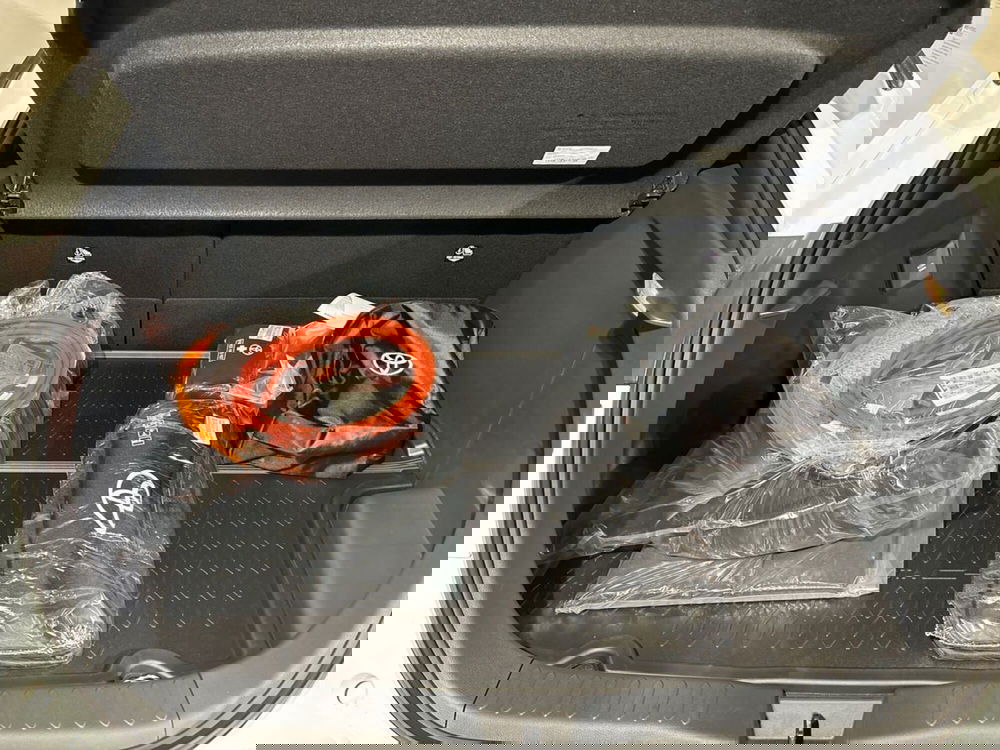 Toyota Toyota C-HR nuova a Lecco (15)