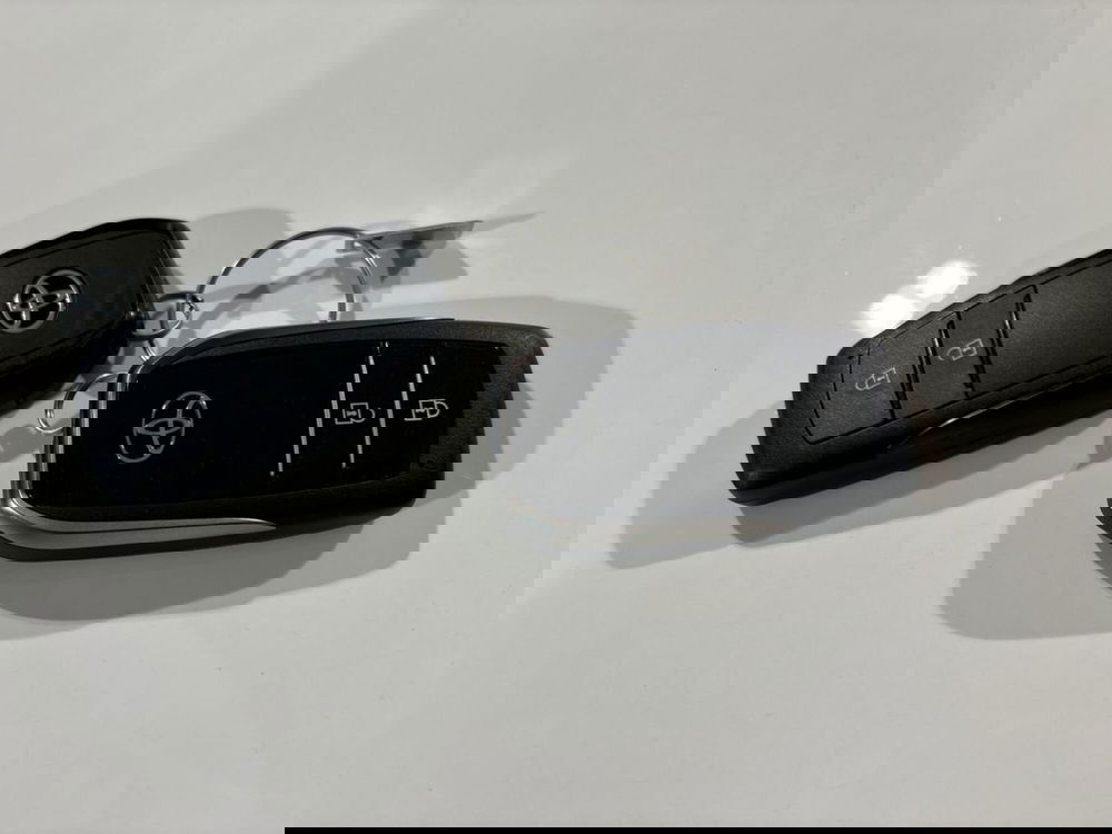 Toyota Toyota C-HR nuova a Lecco (17)