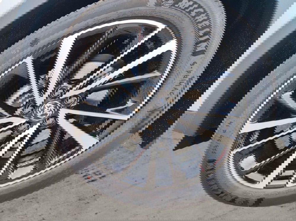 Toyota Toyota C-HR nuova a Lecco (3)