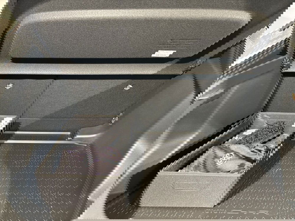 Toyota Toyota C-HR nuova a Lecco (12)