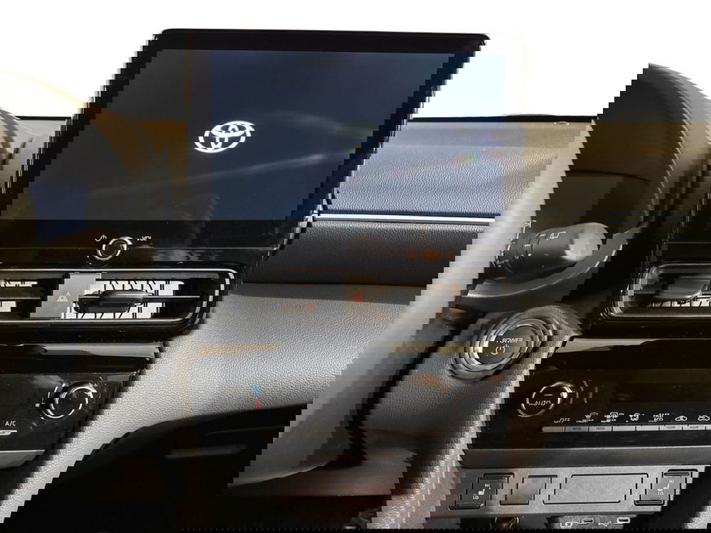 Toyota Yaris Cross nuova a Lecco (12)