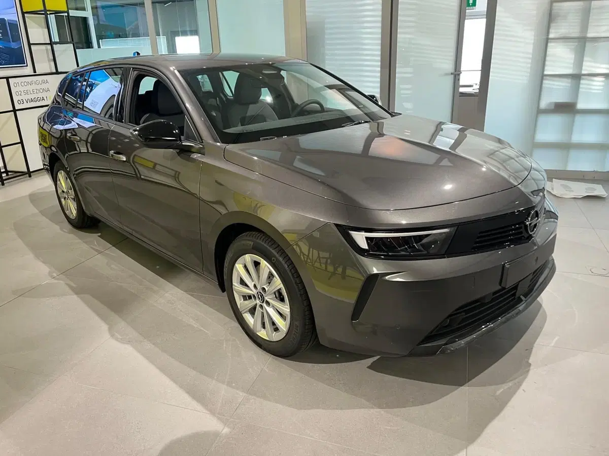 Opel Astra Station Wagon nuova a Milano (3)