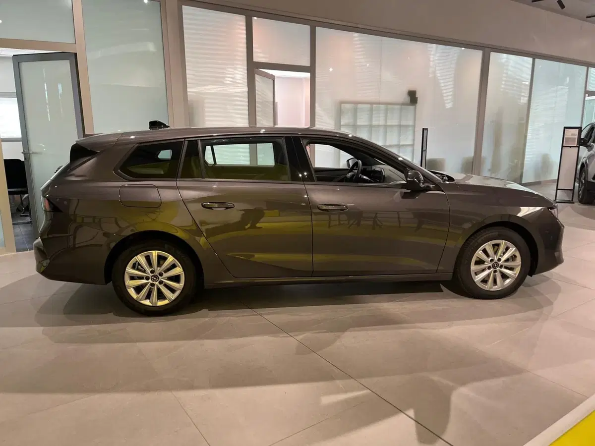 Opel Astra Station Wagon nuova a Milano (4)