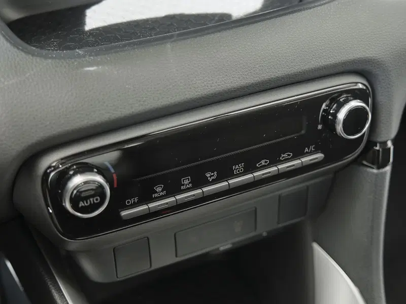 Mazda Mazda2 Hybrid nuova a Prato (10)