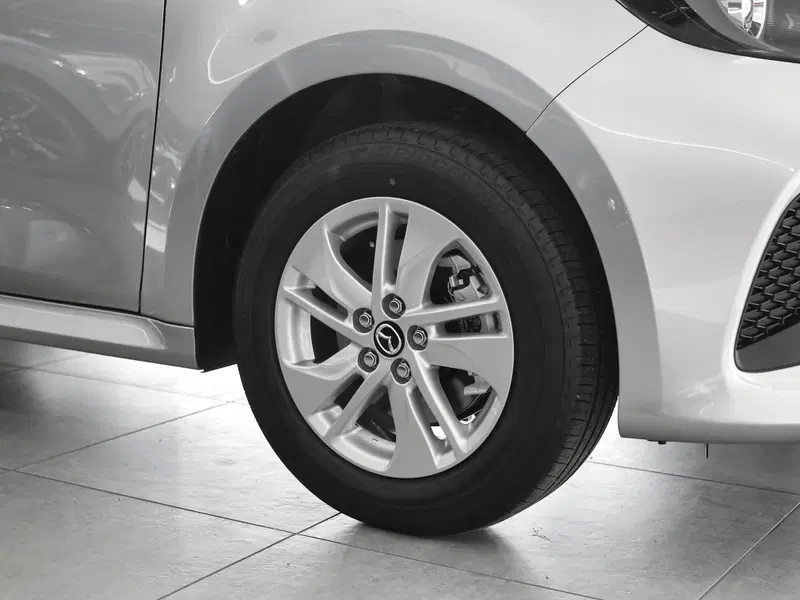 Mazda Mazda2 Hybrid nuova a Prato (5)