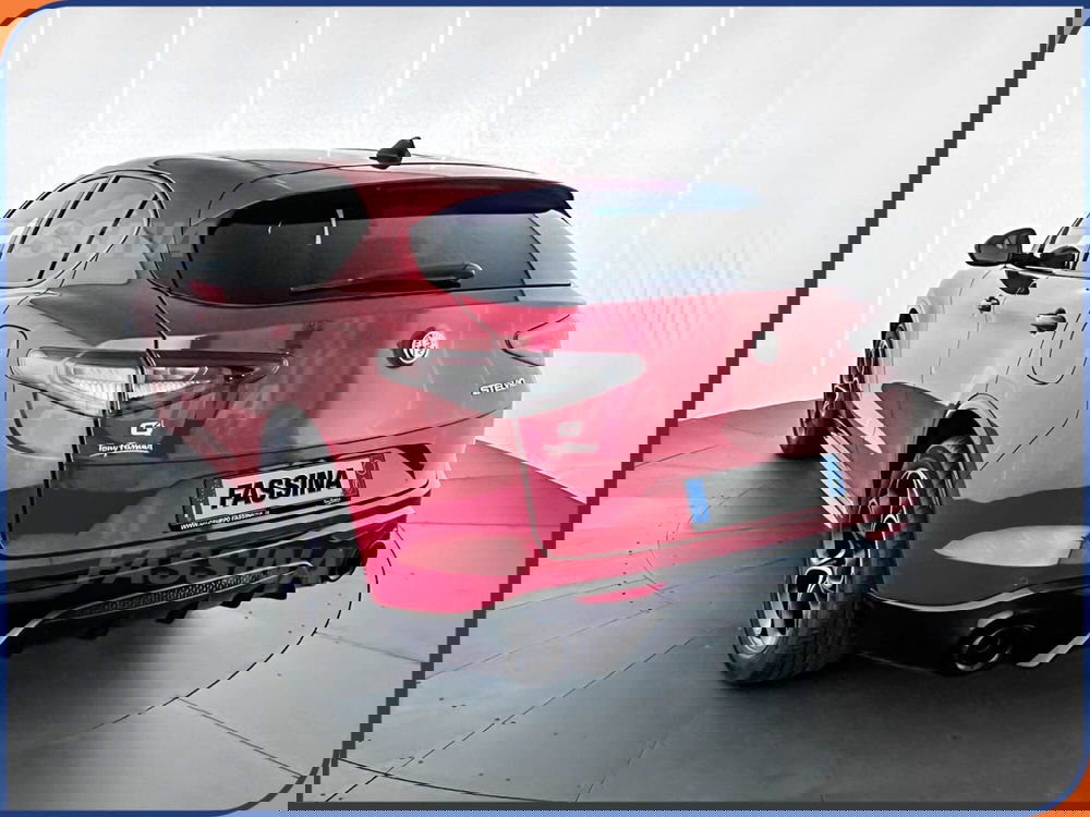 Alfa Romeo Stelvio nuova a Milano (4)