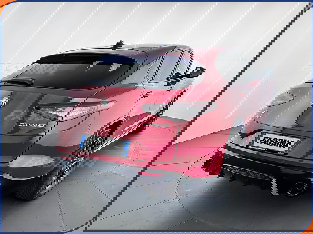 Alfa Romeo Stelvio nuova a Milano (6)