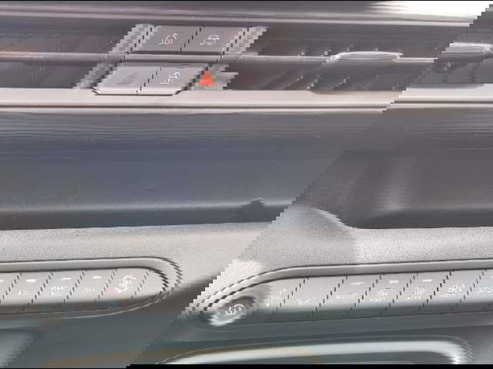 Jeep Avenger nuova a Roma (15)