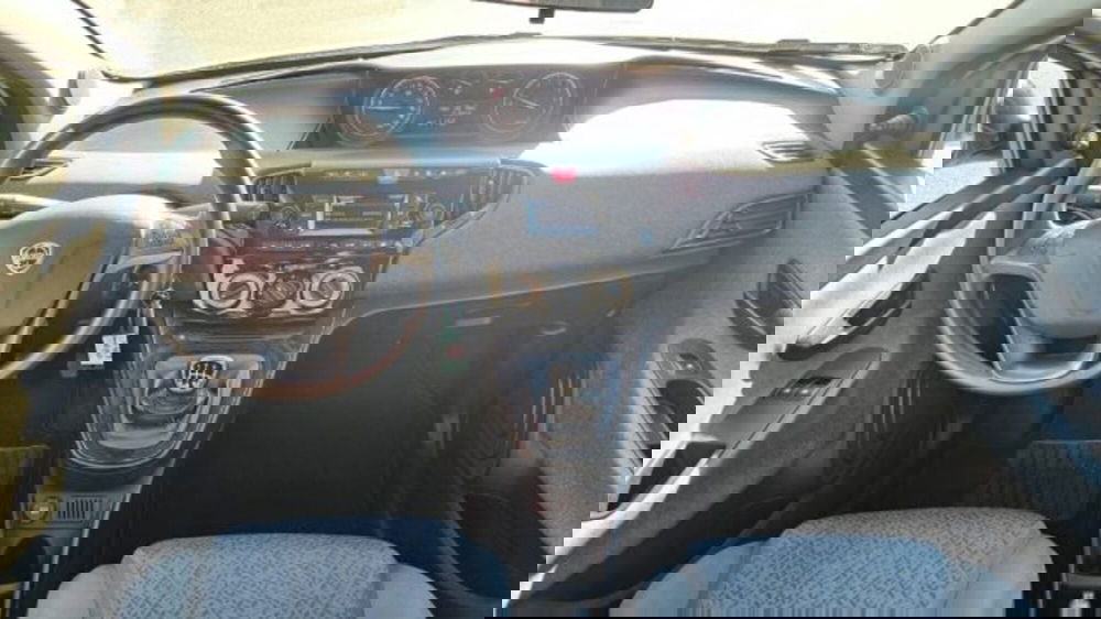 Lancia Ypsilon usata a Lucca (12)