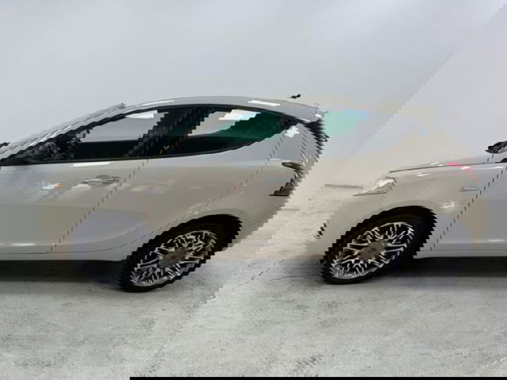 Lancia Ypsilon usata a Como (8)