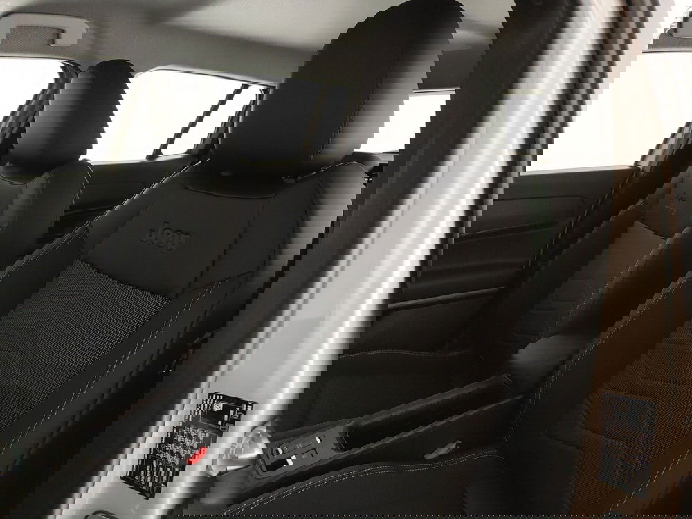 Jeep Avenger nuova a Caserta (17)