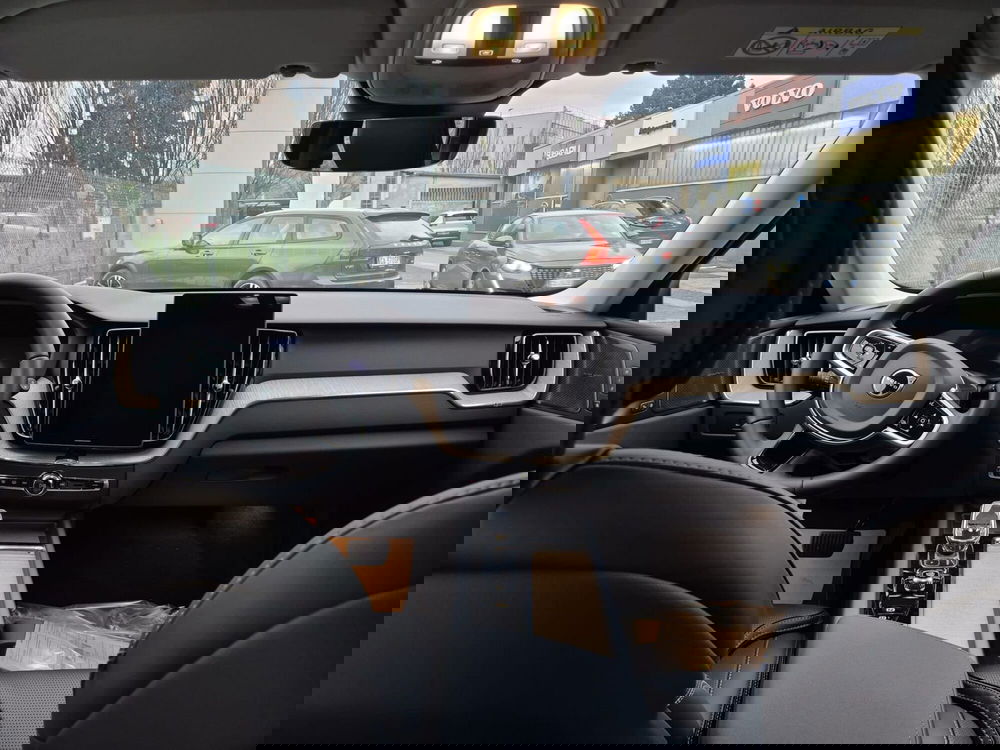 Volvo XC60 nuova a Como (7)