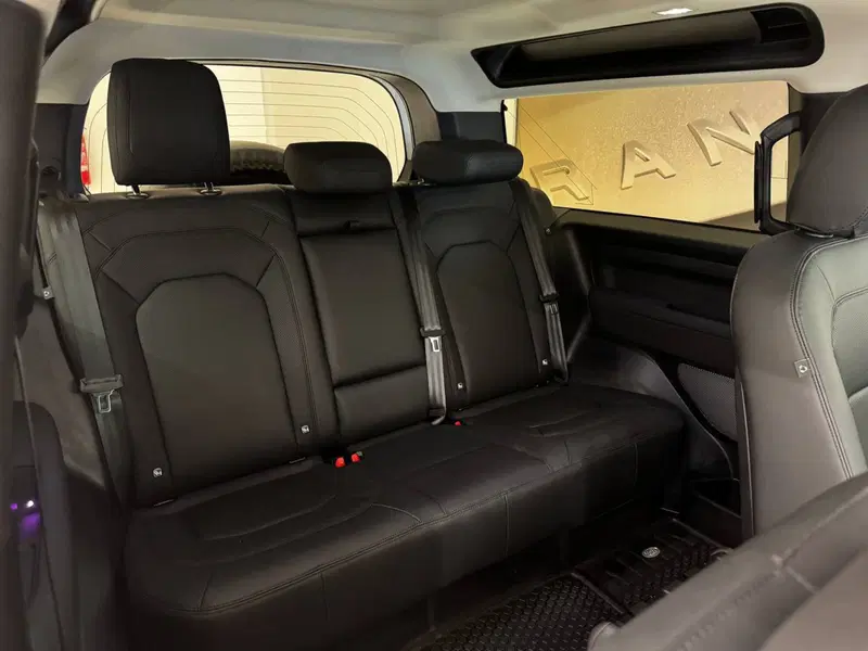 Land Rover Defender usata a Savona (5)