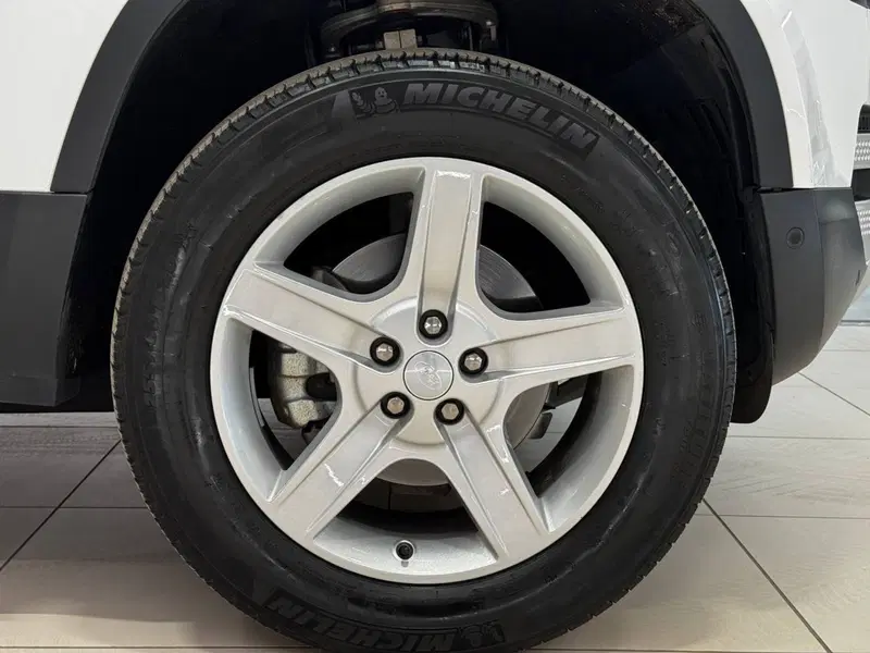 Land Rover Defender usata a Savona (9)
