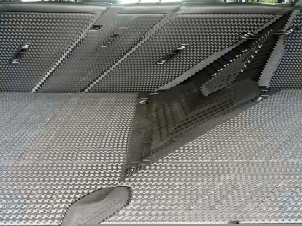 Land Rover Defender usata a Lecce (16)