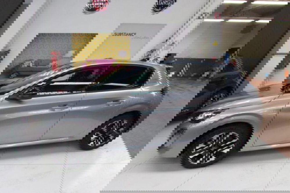 Peugeot 208 nuova a Milano (4)