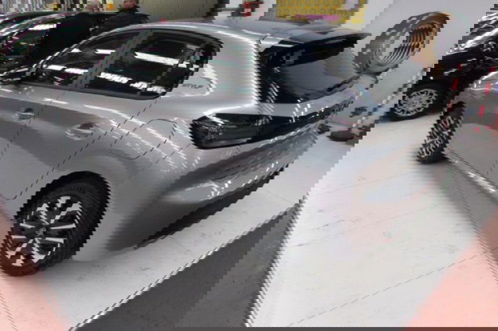 Peugeot 208 nuova a Milano (3)