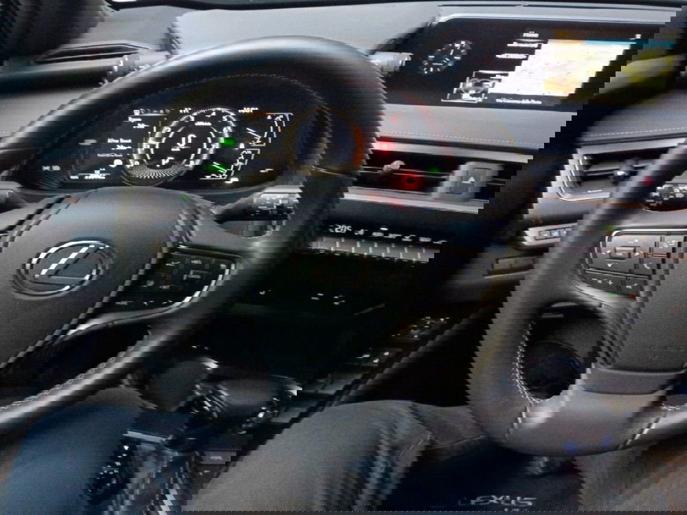 Lexus UX usata a Milano (13)