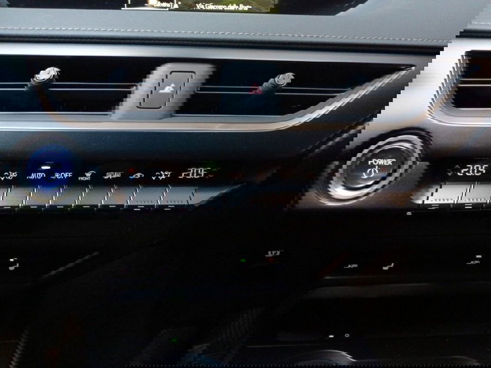 Lexus UX usata a Milano (15)