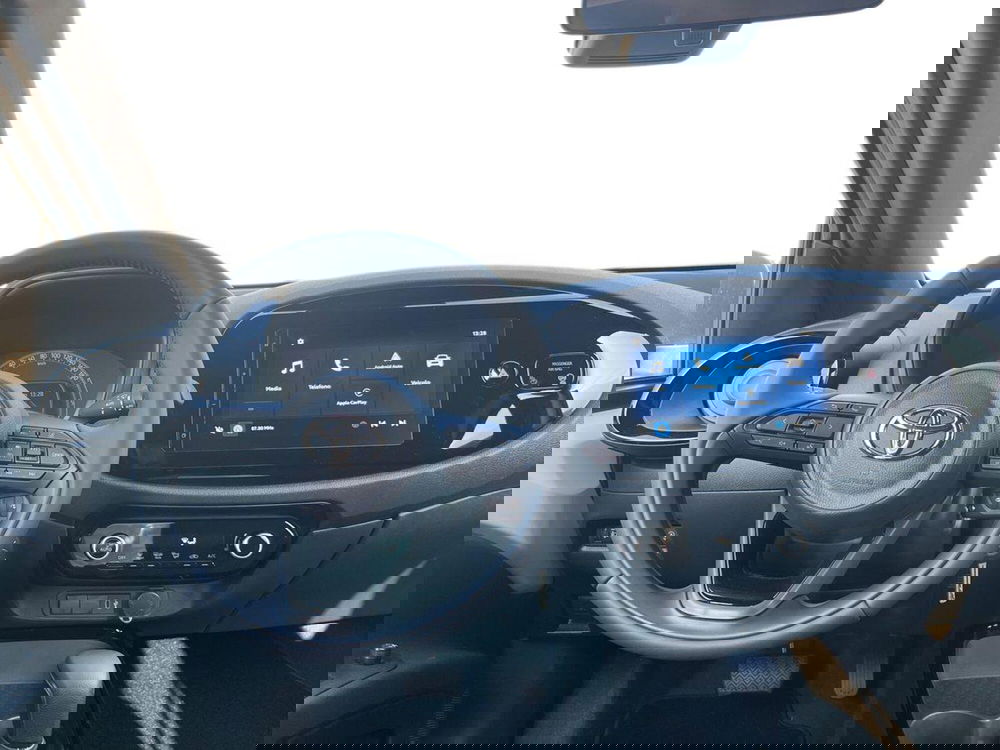 Toyota Aygo X nuova a Lecco (8)