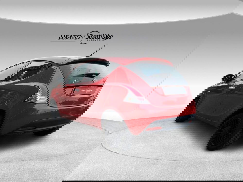 Lancia Ypsilon usata a Pisa (4)