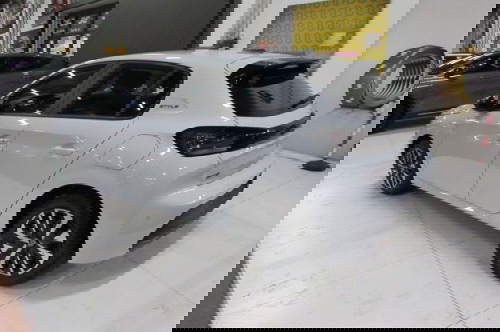 Peugeot 208 nuova a Milano (3)