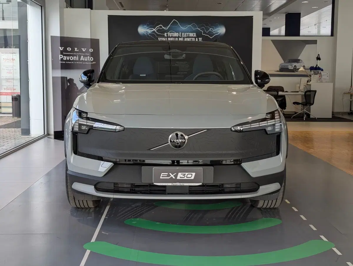 Volvo EX30 Cross Country nuova a Pescara