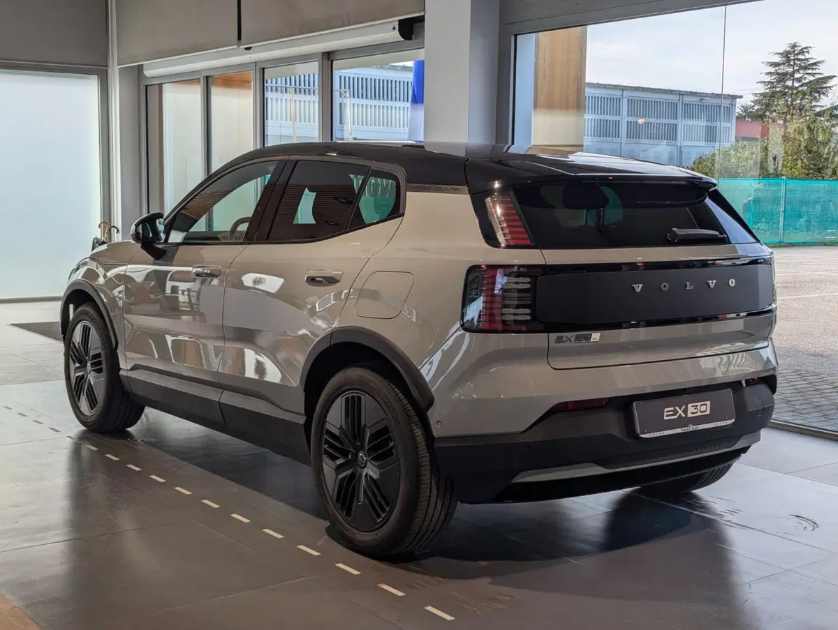 Volvo EX30 Cross Country nuova a Pescara (2)