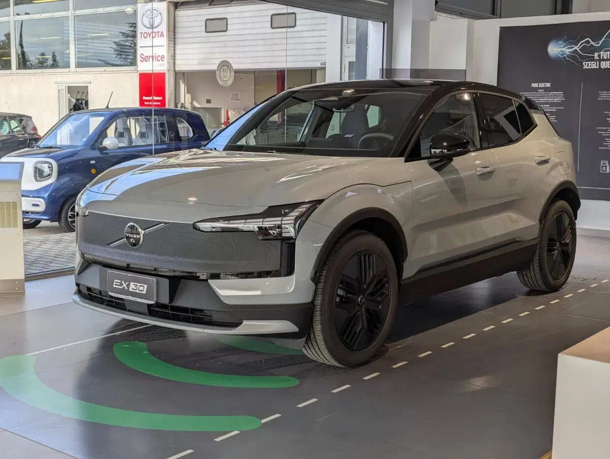 Volvo EX30 Cross Country nuova a Pescara (3)