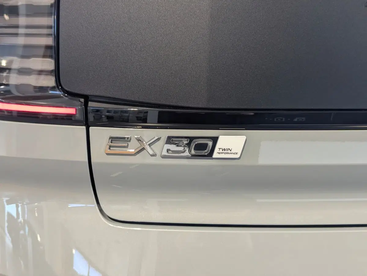 Volvo EX30 Cross Country nuova a Pescara (4)
