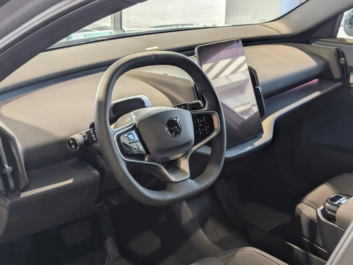Volvo EX30 Cross Country nuova a Pescara (6)