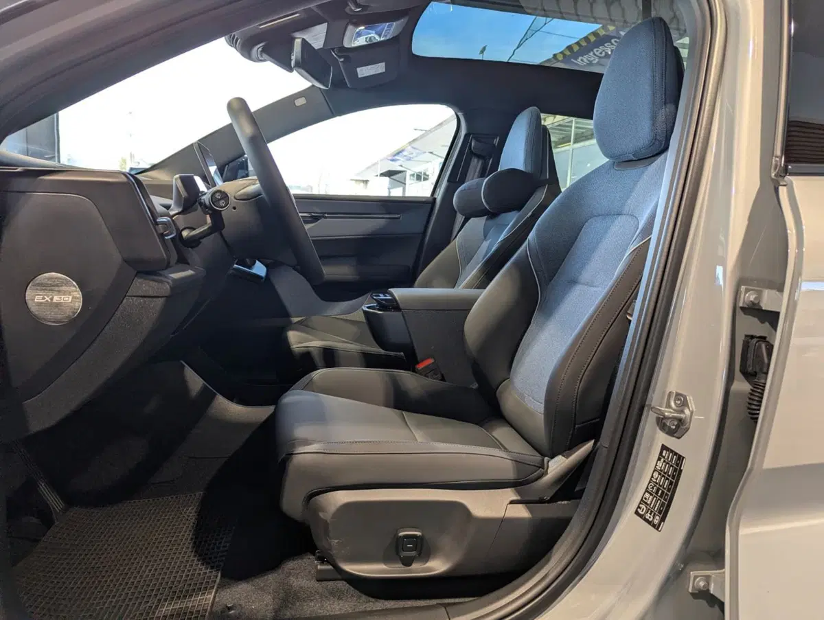 Volvo EX30 Cross Country nuova a Pescara (7)