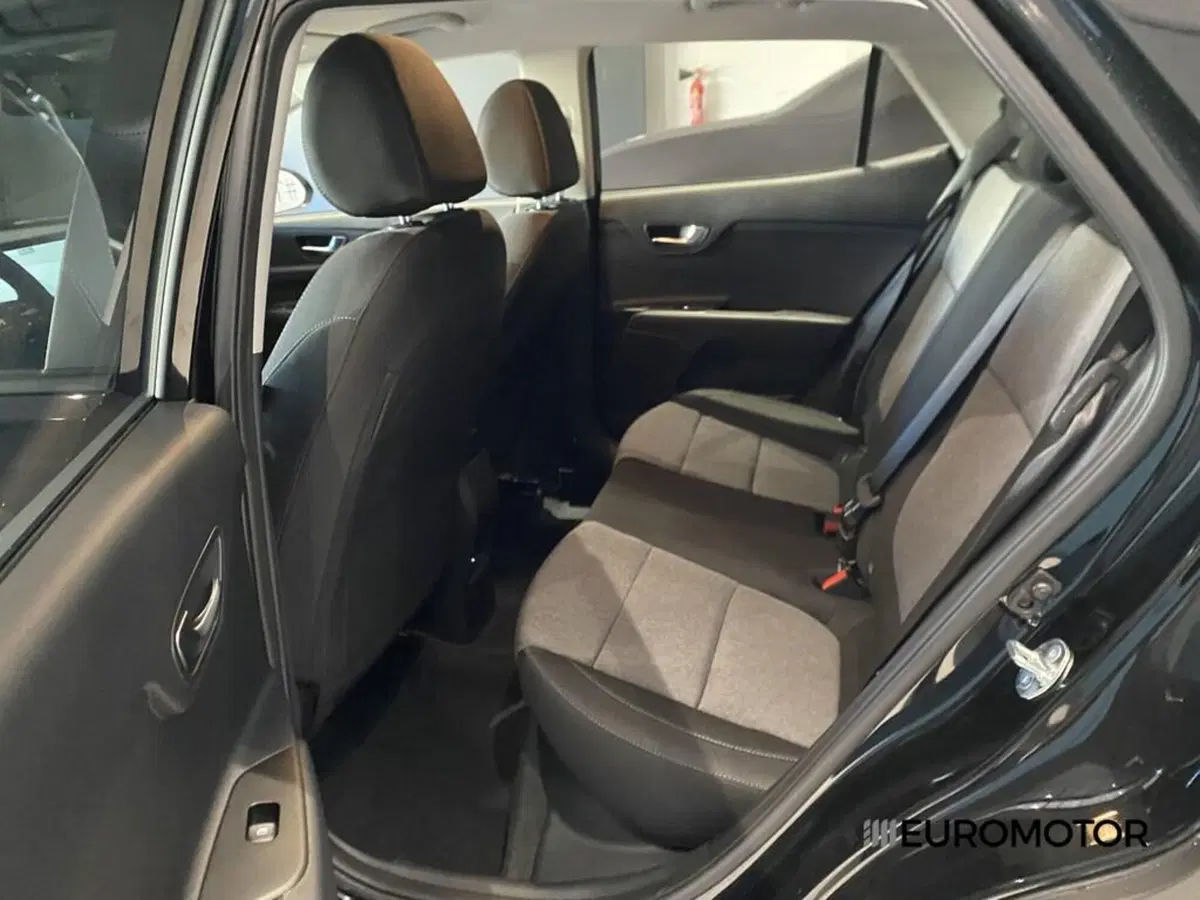 Kia Stonic nuova a Bari (15)